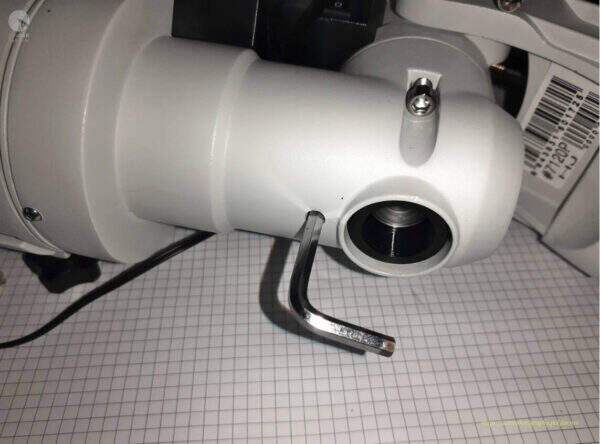 iOptron CEM25P - górna, wewnętrzna śruba