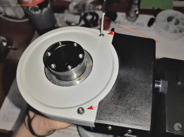 iOptron - oś DEC - trzy śruby mocujące osłonę koła zębatego osi DEC