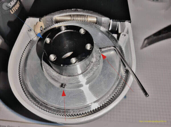 iOptron - oś DEC - trzy śruby blokujące koło zębate na tulei osi DEC