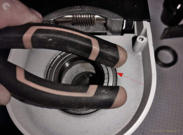 iOptron - oś DEC - przyłóż rękojeść kleszczy do krawędzi łożyska