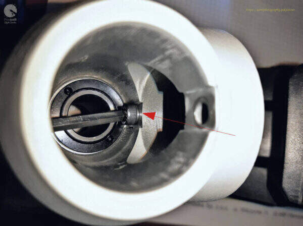 iOptron - oś DEC - chwyć śrubę kluczem